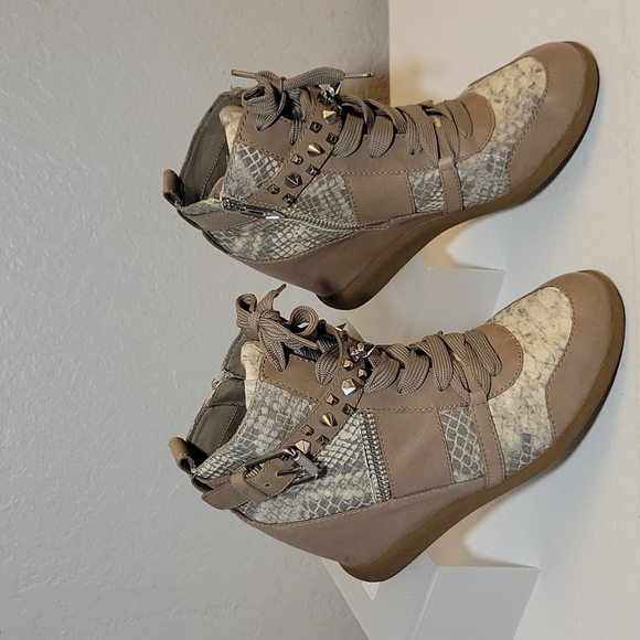 SAM EDELMAN Brogan Wedge Sneaker Stud Reptile Leather 6 - Picture 1 of 12